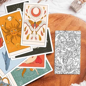 Künstlerische Tarot-Affirmationskarten mit mystischen Sonnen- und Wal-Illustrationen auf Holz