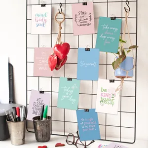 Set van 9 kleurrijke inspirerende ansichtkaarten in pastelkleuren op zwart wandrooster