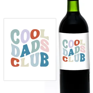 Detalle de etiquetas retro Cool Dads Club en botellas de vino de vidrio oscuro para fiesta