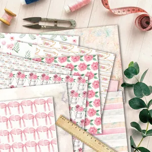 Florales Scrapbooking-Papier-Set mit Aquarell-Rosen und DIY-Zubehör auf Holzhintergrund