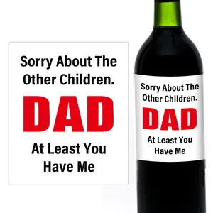 Detalle de etiquetas decorativas de vino para papá con texto Sorry About The Other Children
