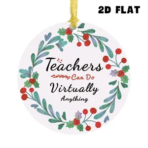 Detail van een ronde acryl cadeauhanger met bloemenkrans en gouden lint