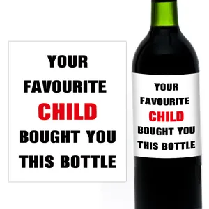 Detalle de etiquetas creativas para botellas de vino con frase humorística de regalo
