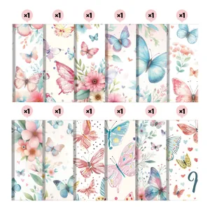Makroansicht von 12 Blumen- und Schmetterlings-Scrapbooking-Papieren für DIY-Bastelarbeiten