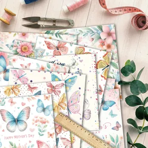 Florales Scrapbooking-Papier mit Schmetterlingen und Text zum Muttertag auf Holzboden
