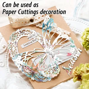 Detailansicht von floralem Scrapbook-Papier mit Schmetterlings-Ausschnitten und Spitzenrand