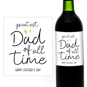 Detalle de etiquetas de vino con diseño Greatest Dad of all time y estrellas doradas