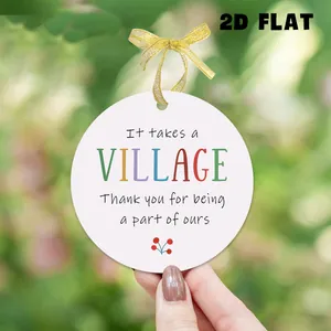 Detail van de ronde acryl cadeaulabel voor leraren met spreuk en gouden lintje