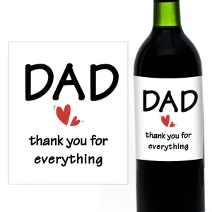 Detalle macro de etiquetas impermeables para botellas de vino con texto DAD en negro