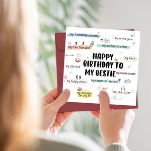 Primo piano di una cartolina di compleanno per la migliore amica con busta rossa