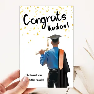 Carte de vœux de remise des diplômes avec illustration de toge et accents dorés