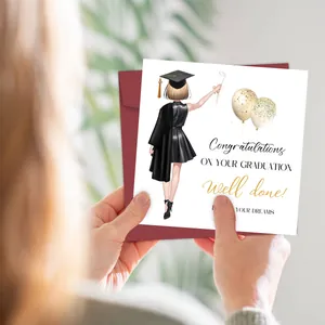 Biglietto di laurea quadrato con illustrazione femminile e busta rosso bordeaux