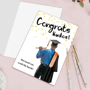 Carte de félicitations pour remise de diplôme avec enveloppe et texte de célébration