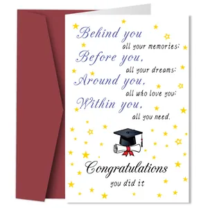 Détail de carte de vœux de remise de diplôme avec toque et enveloppe bordeaux