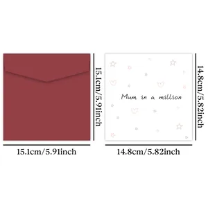 Donkerrode envelop en vierkante moederdagkaart met de tekst Mum in a million en roze hartjes
