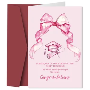 Détail de carte de remise des diplômes aquarelle rose avec mortier et enveloppe rouge