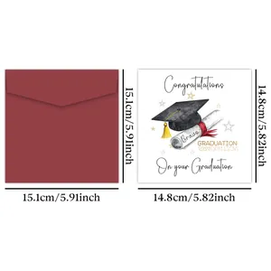 Dettaglio biglietto di laurea con tocco accademico e busta color bordeaux