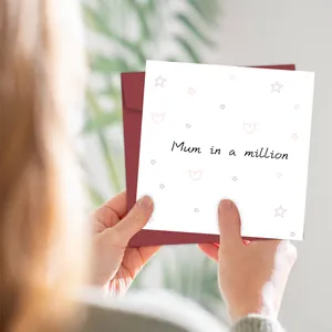 Detailopname van vierkante Moederdagkaart met Mum in a million tekst en rode envelop