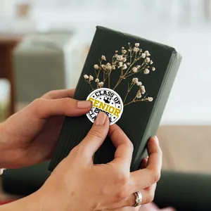 Autocollants de remise diplôme 2025 avec chapeau sur boîte cadeau verte et fleurs