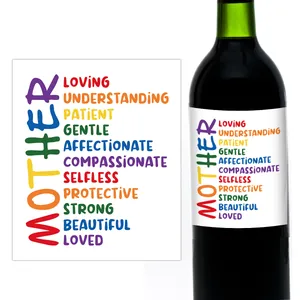 Detalle de pegatinas coloridas para botellas de vino con adjetivos para el día de la madre