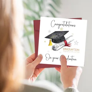 Dettaglio del biglietto di auguri per laurea bianco con busta rossa e disegno ad acquerello