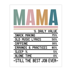 Vista macro de pegatina MAMA con tipografía creativa y bloques de colores suaves