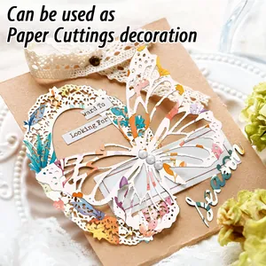 Makro-Detail von Laser-Schnitt Papier-Schmetterling und Spitze Herz für Scrapbooking