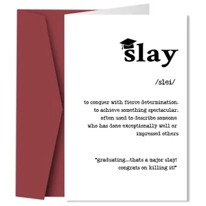 Détail d'une carte de remise des diplômes avec texte slay et enveloppe rouge