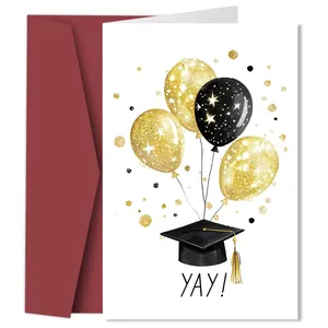 Détail d'une carte de remise de diplôme avec toque, ballons et enveloppe rouge