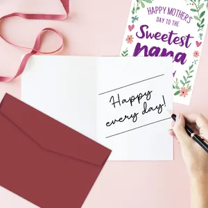 Flat lay van Sweetest Nana wenskaartenset met dieprode envelop en handgeschreven notitie