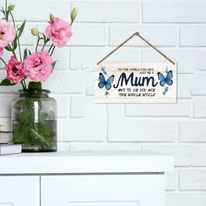Quadratisches Holzschild zum Muttertag mit Spruch, Schmetterling und Blumendekor