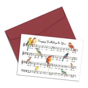 Artistieke verjaardagskaart met aquarelvogels, muzieknoten en een donkerrode envelop