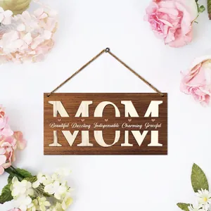 Rustikales Muttertags-Wandschild aus Holz mit MOM-Schriftzug und rosa Herz-Details