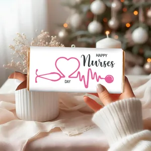 Mano che tiene l'incarto della barretta Happy Nurses Week con stetoscopio a cuore rosa