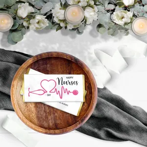 Dettaglio degli adesivi Happy Nurses Day per cioccolato su vassoio in legno decorativo