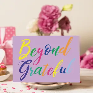 Biglietto di ringraziamento viola 'Beyond Grateful' con buste e tipografia colorata