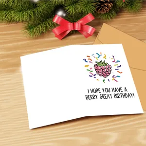Gros plan d'une carte d'anniversaire avec illustration de baies et enveloppe en kraft