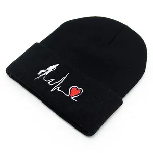 Bonnet en tricot noir avec cœur rouge et broderie 'Ride' pour la chaleur d'hiver