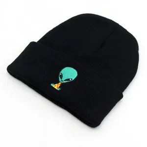 Bonnet en maille noire avec broderie d'extraterrestre sur un fond gris clair