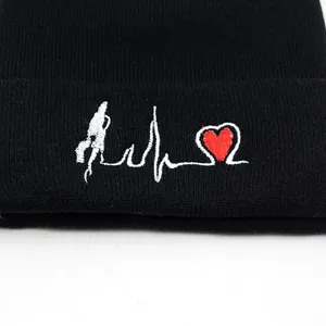 Bonnet en tricot noir avec broderie cœur rouge pour la chaleur et le style d'hiver