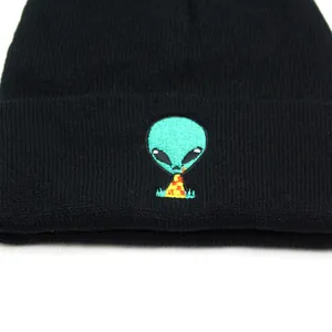 Bonnet noir avec broderie alien verte et motifs géométriques sur fond blanc pur