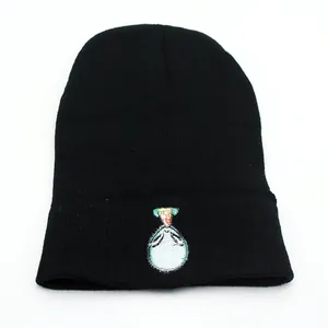Bonnet en tricot noir classique avec écusson brodé alien coloré pour l'hiver