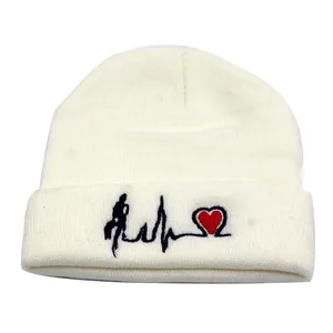 Bonnet en tricot crème avec broderie cœur rouge et silhouette de coureur pour l'hiver