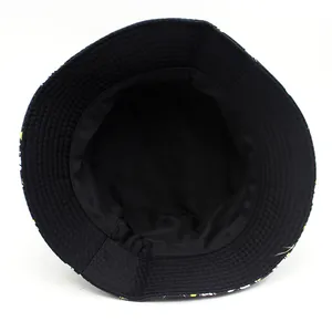 Reversible daisy print sun hat in black cotton fabric featuring reinforced brim stitching
