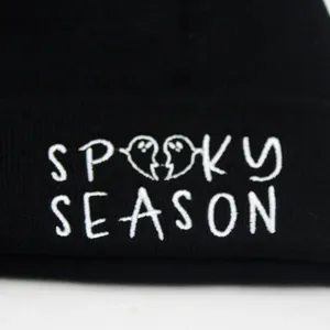 Μαύρος πλεκτός σκούφος Spooky Season με λευκό κέντημα φαντάσματος για το Halloween