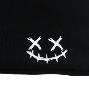 Bonnet en maille noir avec visage souriant brodé blanc pour hommes et femmes en automne hiver