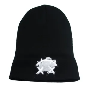 Bonnet noir en tricot pour hommes et femmes avec broderie abstraite blanche hivernale