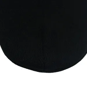 Gros plan d'un bonnet en maille côtelée noire montrant les détails de couture et la texture