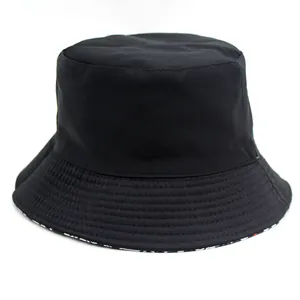 Cappello a secchiello in cotone nero reversibile con design stampato e stile piatto