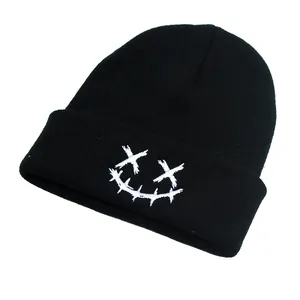 Bonnet en tricot noir avec motif de visage souriant brodé blanc, style urbain d'hiver